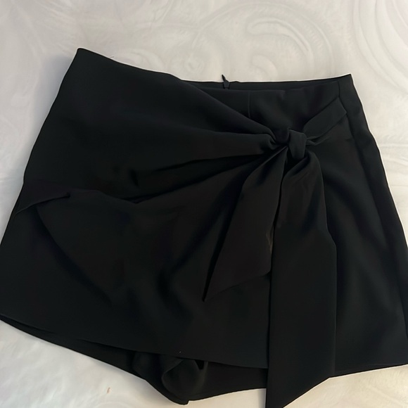 Beautiful black squirt can dress with running shoes or high heels - Picture 1 of 3